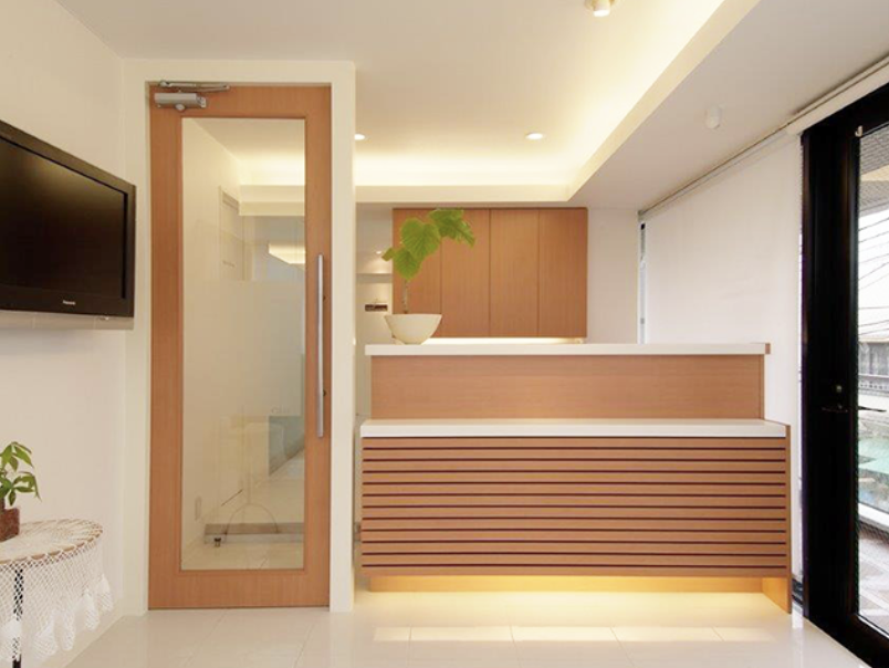 ①自由が丘いでぐち歯科クリニック外観 ②受付 ③待合室