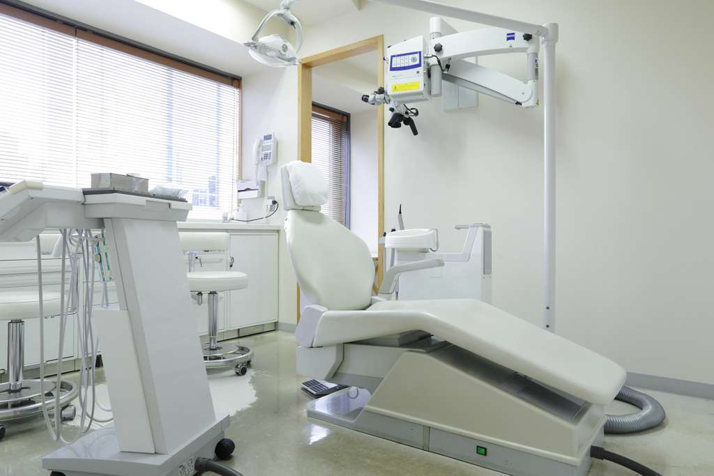 診療室は患者様のプライバシーを守れるよう半個室となっております