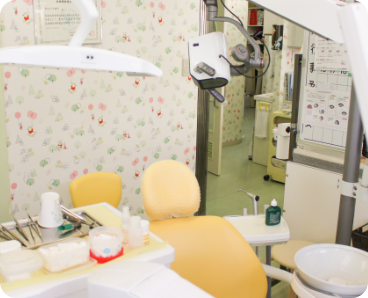 ①クリニック外観②待合室③診療チェア