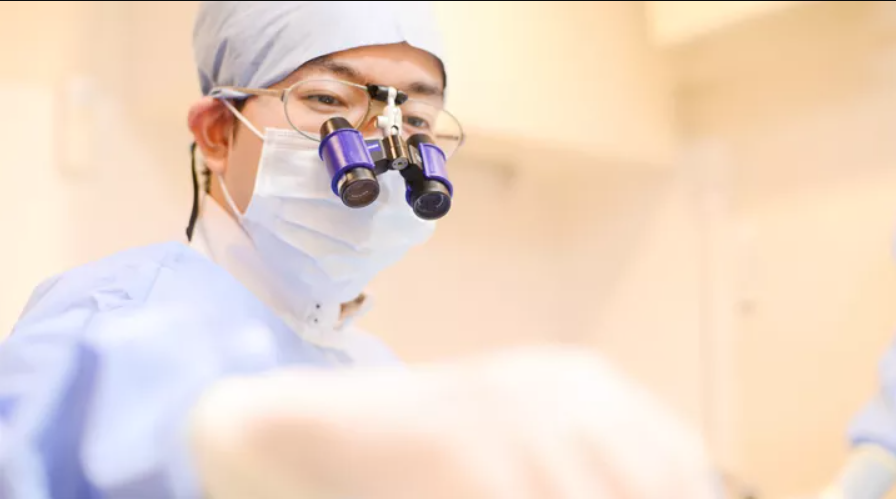 精度の高い治療を提供します

ホワイトプラザ歯科では、高精度な治療にこだわっています。歯科治療は非常に細かい作業が多く、肉眼では限界があるため、ホワイトプラザ歯科では歯科医師はマイクロスコープ・歯科衛生士はLEDライトつき高倍率拡大鏡を使用して治療を行います。高精度の治療は、仕上がりの美しさだけでなく、耐用年数や再発率に関わります。精度の高い治療を望まれる方は、ホワイトプラザ歯科までご相談ください。