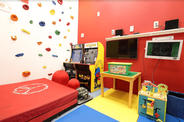 ①外観②受付③キッズルーム