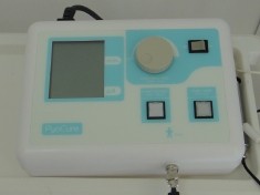 フッ素イオン導入器によりフッ素を歯に吸収させています