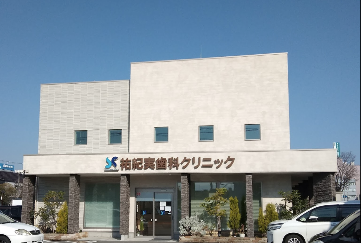 ①クリニック外観　②受付　③広大なキッズスペース