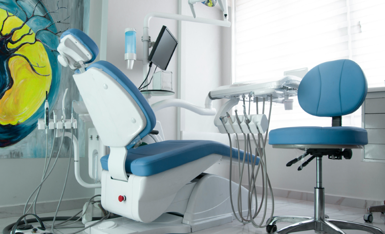 【心斎橋駅から徒歩1分】訪問診療にも対応する岩狭歯科