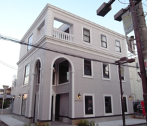 ①HMDプラザ（医療ビル）②入口