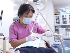 ①治療の様子、②待合室、③外観