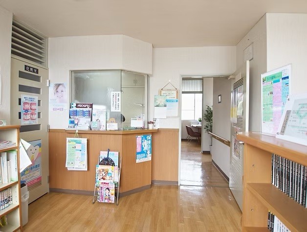 ①医院外観　②待合室　③入口