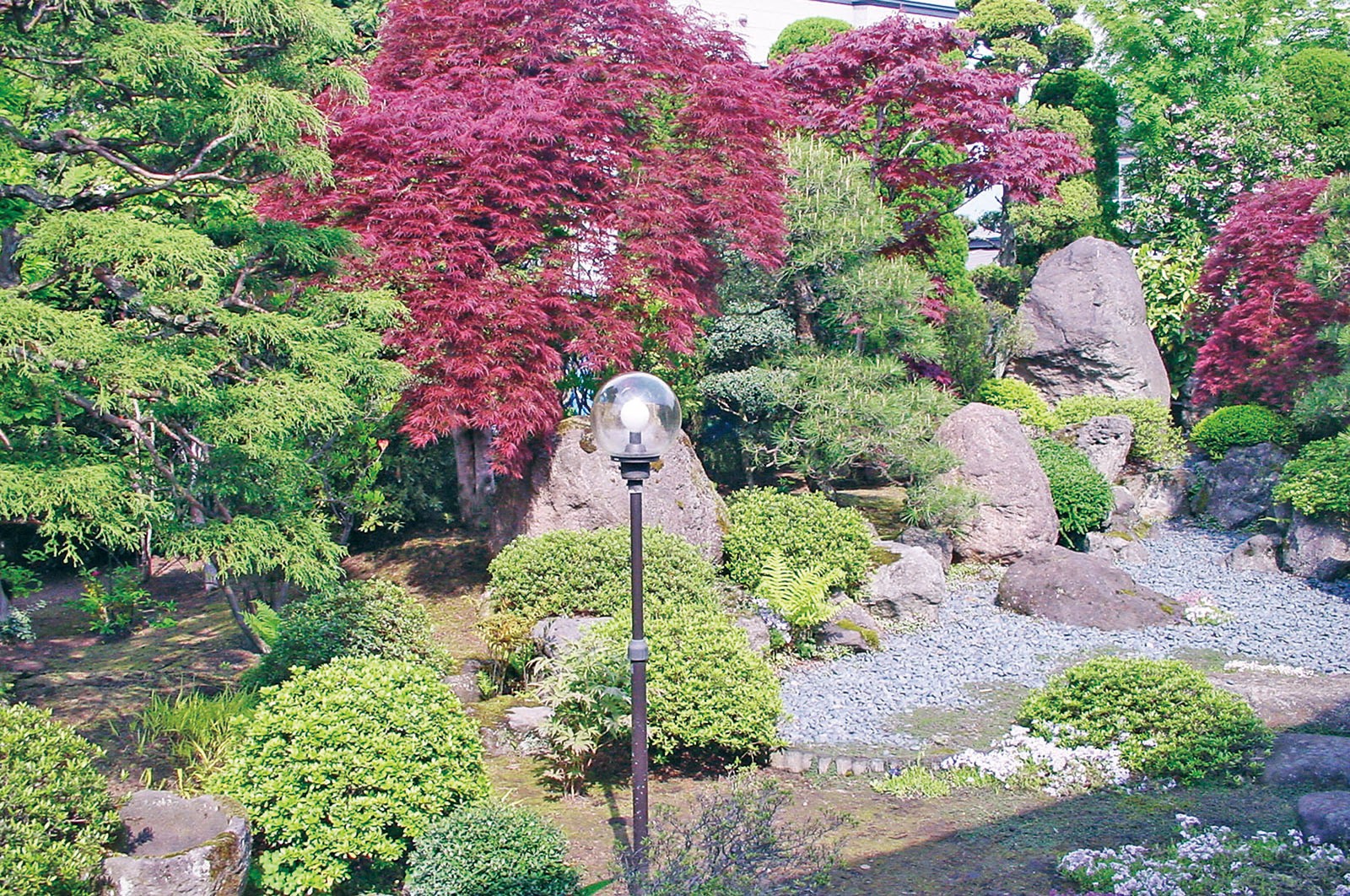 ①医院外観②待合室③中庭