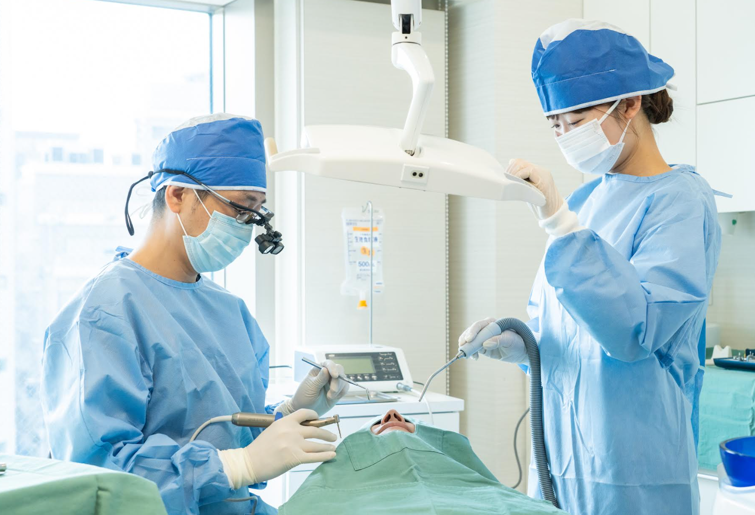 見た目や機能を自然な歯に近い形で回復することができます。