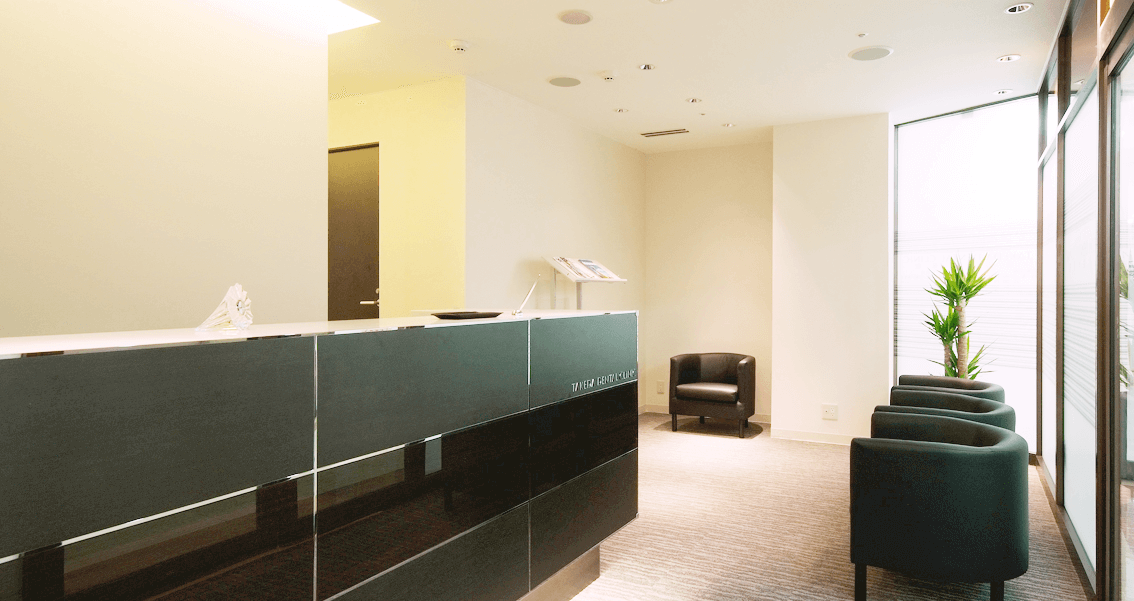 ①外観②受付③診療スペース