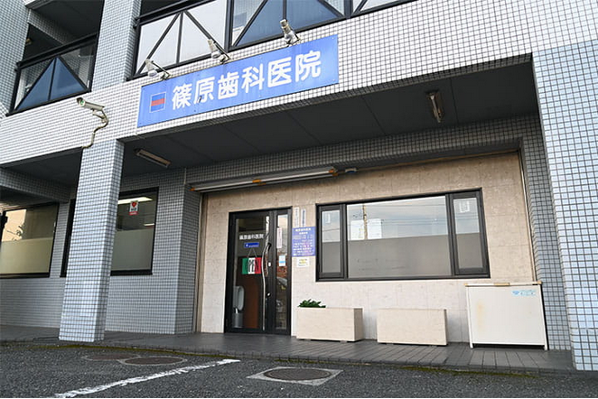 ①クリニック外観②受付③待合室