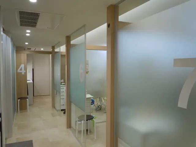 ①外観②入口③診療室