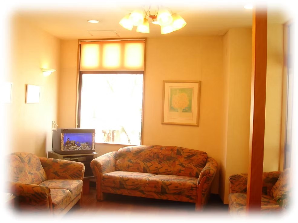 ①クリニック外観　②受付　③待合室