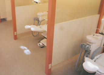 ①受付　②診療室　③治療器具※写真はイメージです。