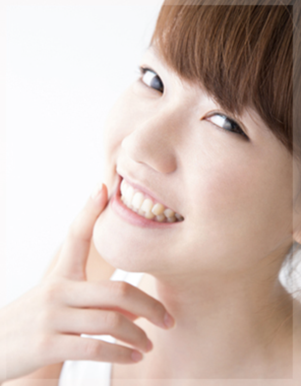 見た目の美しさだけでなく、噛み合わせや機能性も考慮した治療を行い、自然な口元を実現します