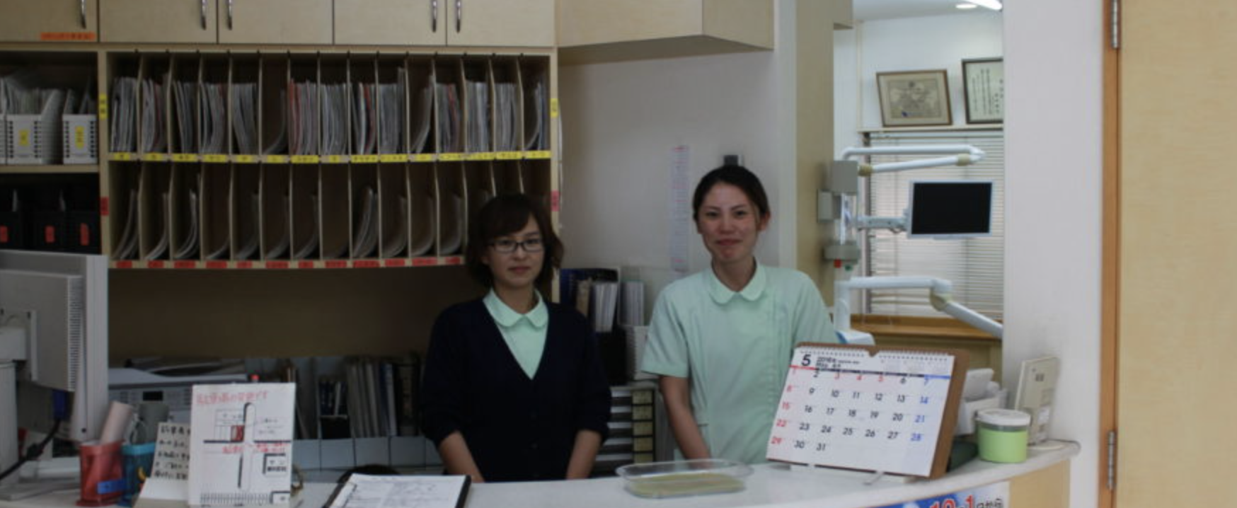 ①診療風景 ②受付 ③医院外観