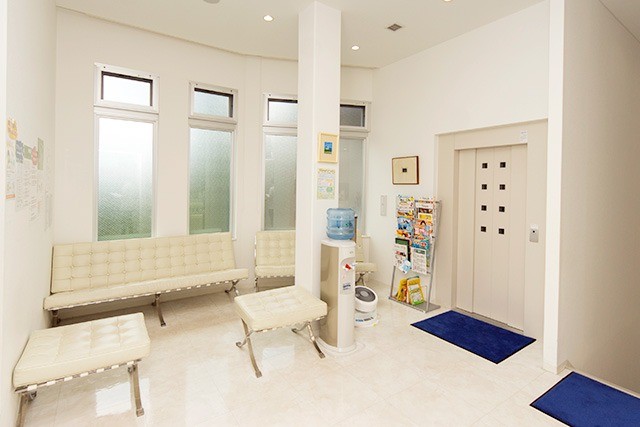 ①クリニック外観　②受付　③待合室