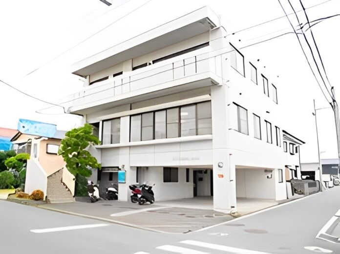 ①医院外観②玄関③キッズルーム