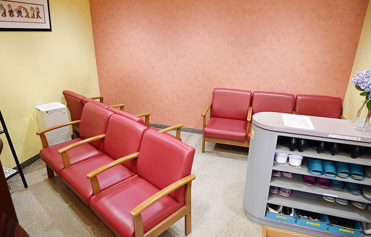 待合室にてくつろいで治療をお待ちください