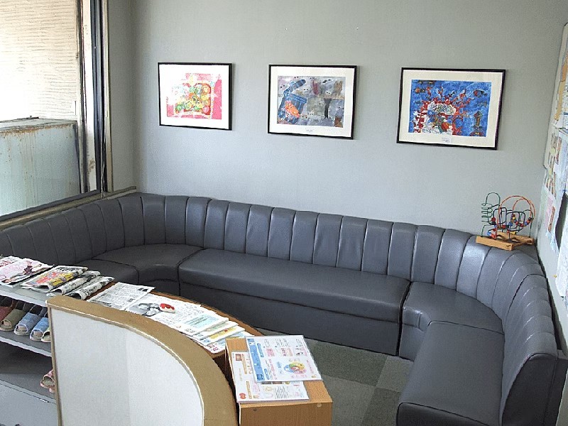 ①クリニック外観　②クリニック入口　③待合室