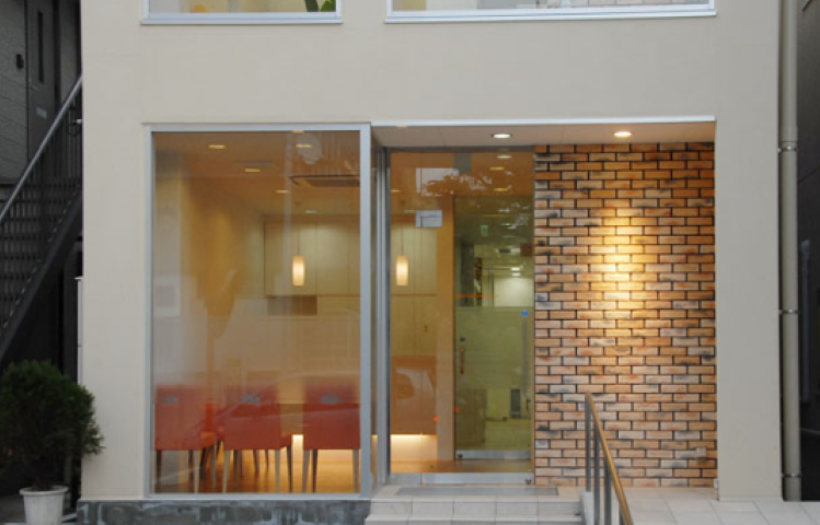 ①外観②待合室③受付