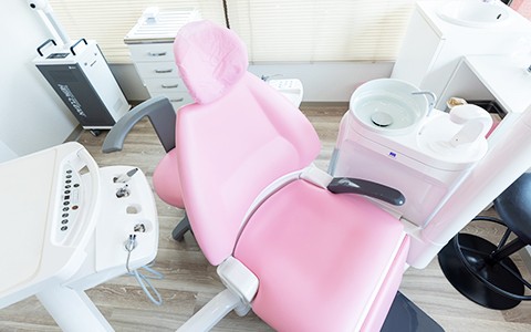 清潔で桜色の可愛い診療ユニットを導入しています