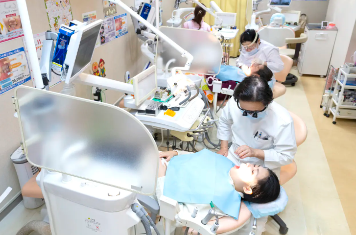 ①外観②待合室③診療室