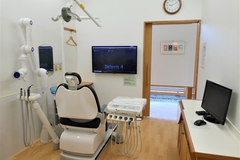 ①外観②待合室③診療室