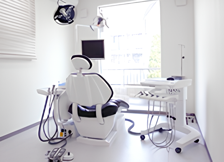 認定医による高精度インプラント手術