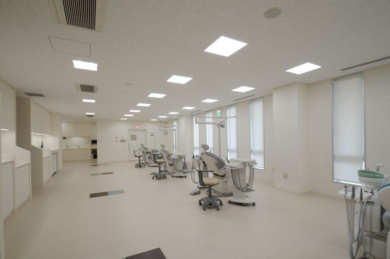 ①外観②待合室③診療室