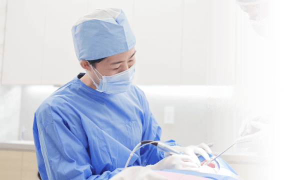 デジタル3DCTを使用した精密な検査と、サージカルガイドを活用した正確な埋入シミュレーションを行い、安全性の高いインプラント治療を提供しています。