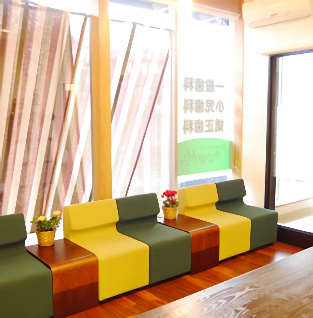 ①外観　②受付　③待合室