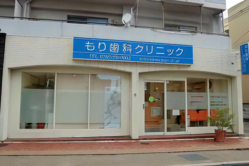 ①クリニック外観②受付③待合室