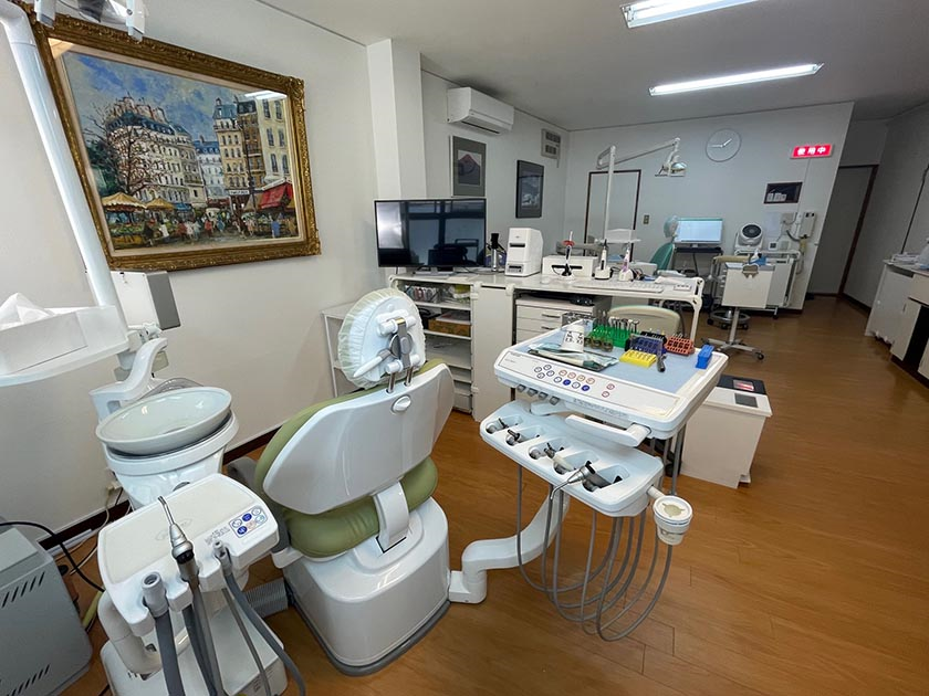 ①クリニック看板②玄関③診療スペース