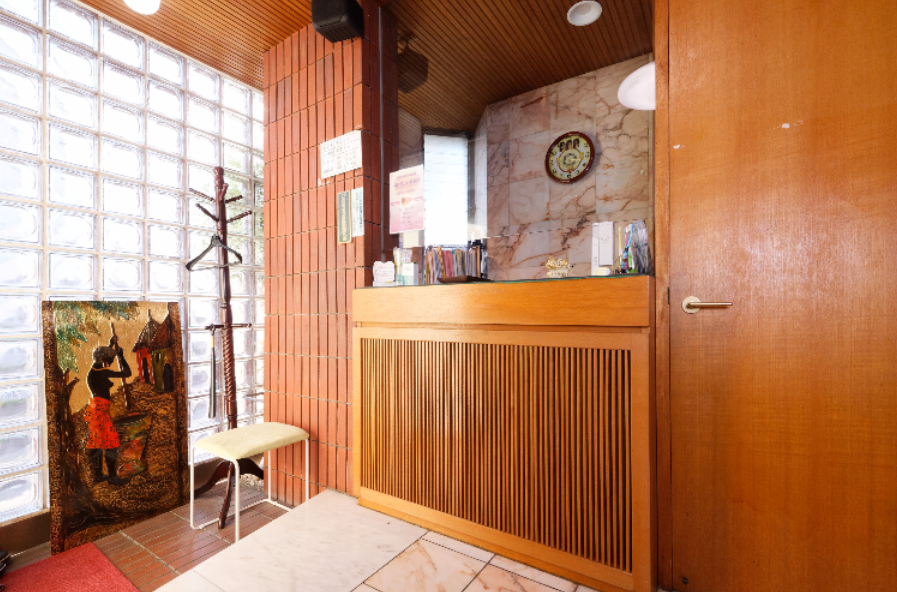 ①クリニック外観②受付③待合室