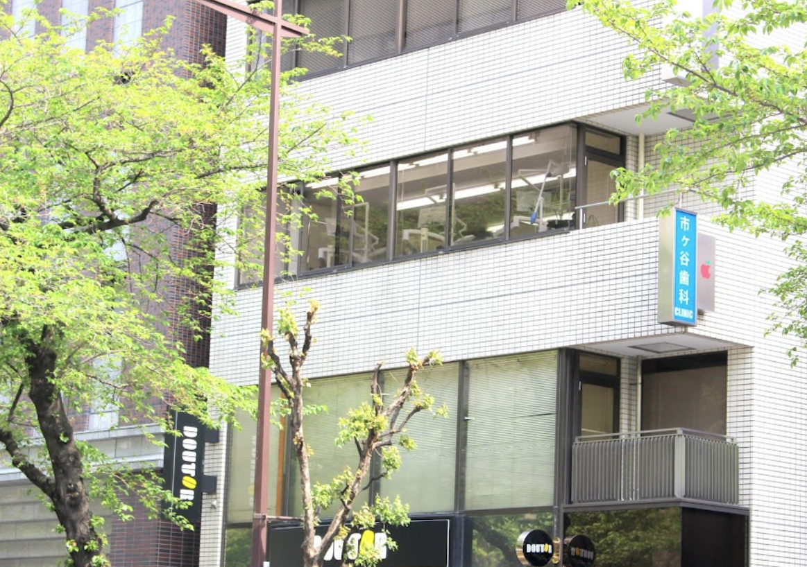 ①クリニック外観　②入口　③待合室