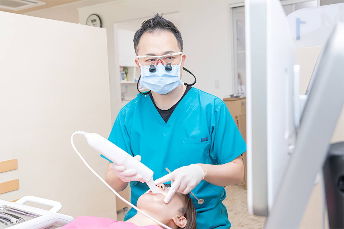 位相差顕微鏡で歯周病の原因菌を確認しています。