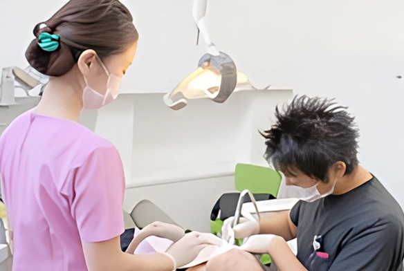 ミニマルインターベンションと電動麻酔器で痛みの少ない治療を提供