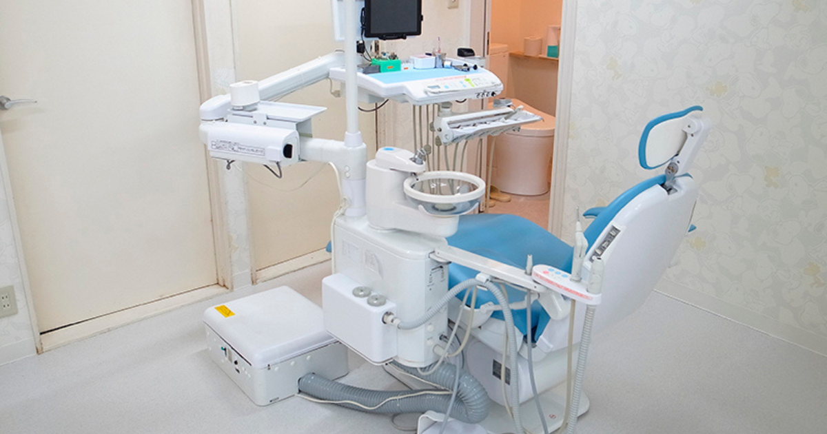 ①クリニック外観②ご家族席付き③診療チェア