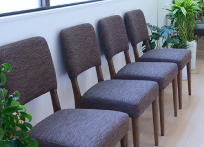 ①外観②受付③待合室