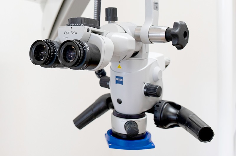 マイクロスコープを用いて感覚に頼らず正確な治療を行います