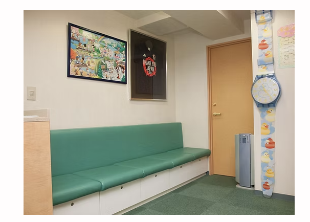 ①医院外観②受付 ③待合室