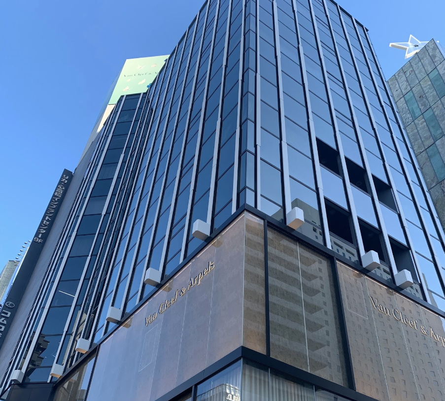 ①クリニックビル外観　②受付　③待合室