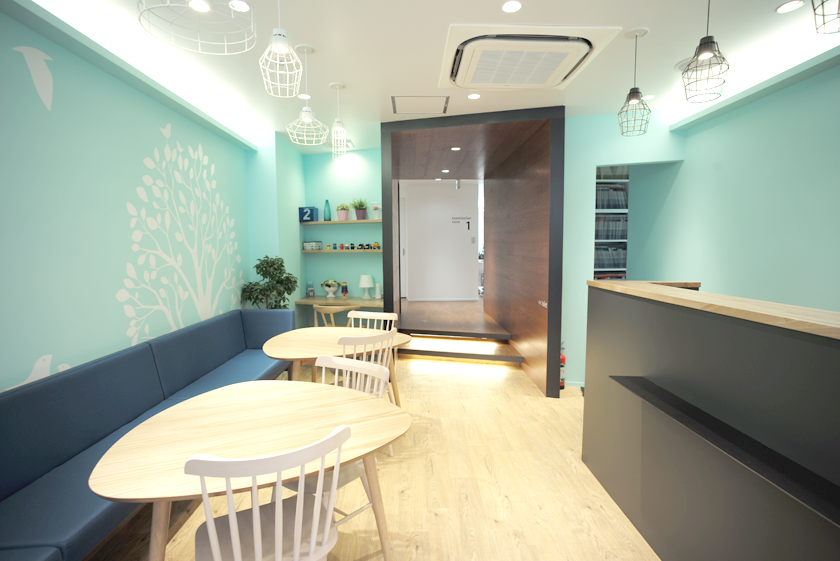 ①外観 ②待合室 ③受付