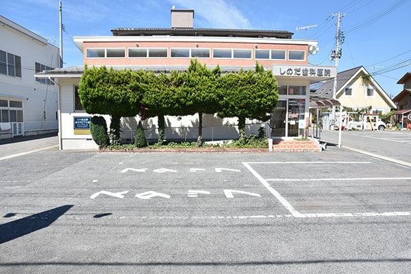 ①クリニック外観②入口スロープ③受付