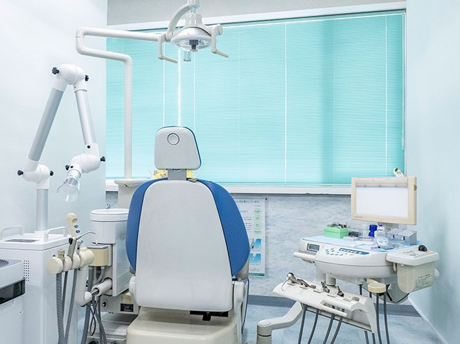 【小針駅から徒歩15分】【大口式インプラント専門医在籍】経験豊富な医師による藤巻歯科医院
