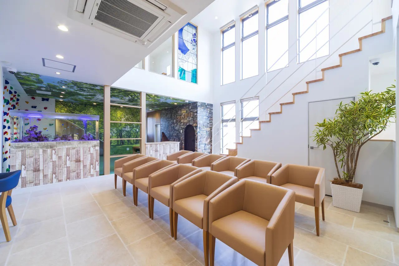 広々とした空間の待合室でリラックスしてお待ちください