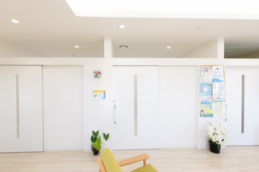 ①医院外観②医院内観③個室の診療室