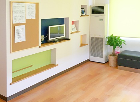 ①医院イメージ ②受付 ③待合室