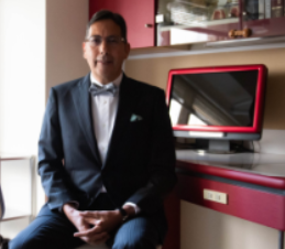 院長の山内　丈